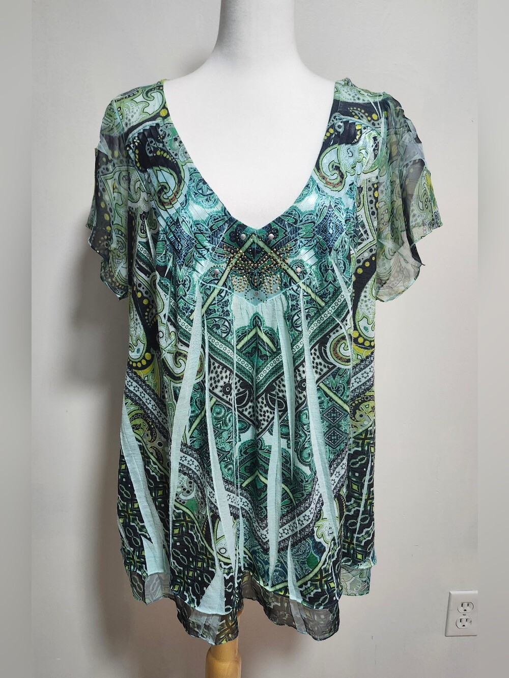 Apt. 9 Green Paisley V-Neck Flutter Sleeve Tunic